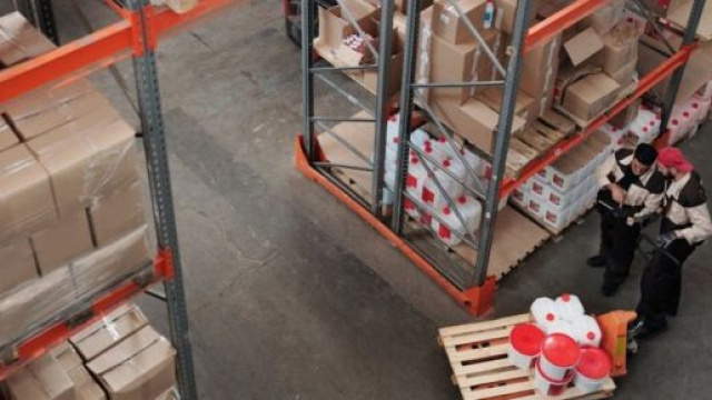 Dei magazzinieri all'opera in magazzino - © Foto Pexels