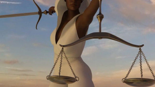 Donna che mostra una Bilancia &copy; Pixabay.