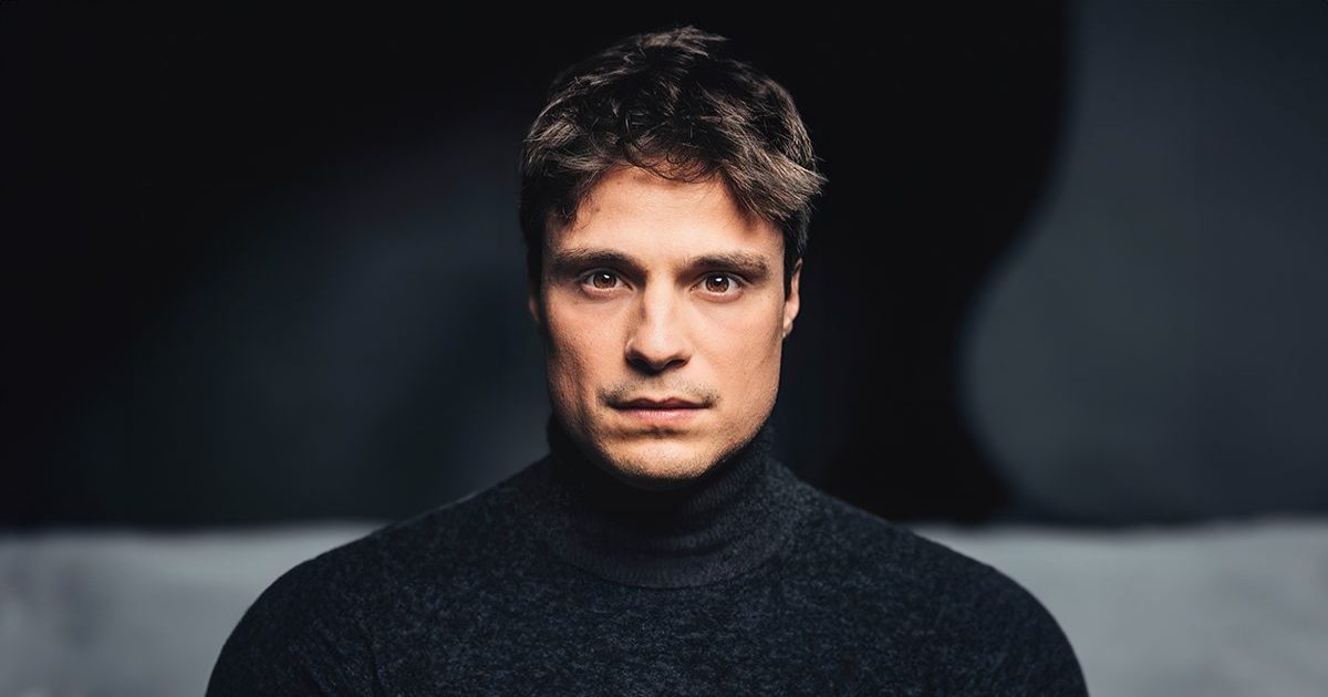 Upas, anticipazioni: Gianluca torna per aiutare il dottor De Santis, dopo  la sua fuga