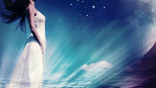Donna che osserva la luna e le stelle dell'oroscopo © Pixabay.