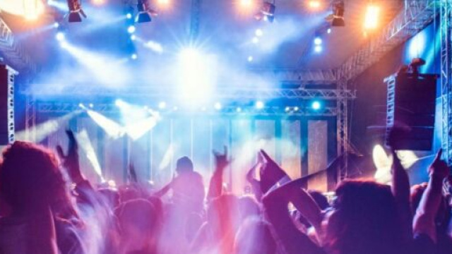 Un palco durante un'esibizione dal vivo - Foto © Pexels