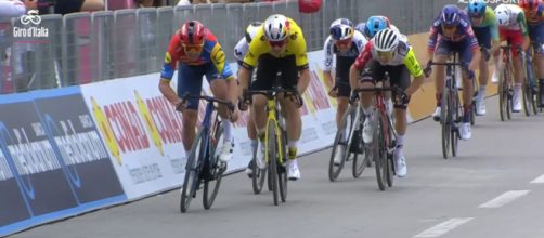 Lo sprint vincente di Mads Pedersen - © Screenshot Eurosport.