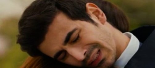 Emin Gunenc (Dundar) e Vahide Percin (Guzide) in una scena di Tradimento. Screenshot Aldatmak © Atv