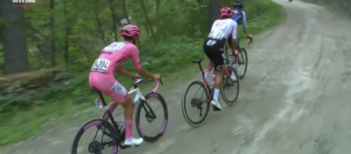 Isaac Del Toro in maglia rosa - © Screenshot Eurosport