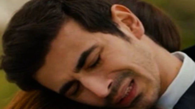 Emin Gunenc (Dundar) e Vahide Percin (Guzide) in una scena di Tradimento. Screenshot Aldatmak © Atv