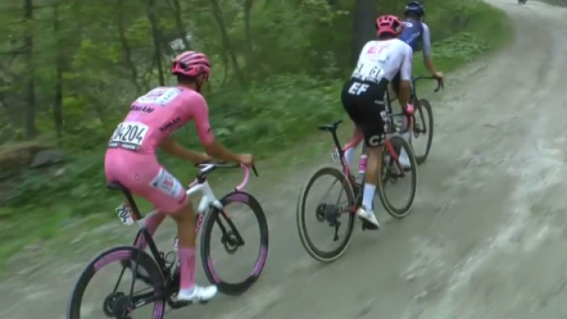 Isaac Del Toro in maglia rosa - © Screenshot Eurosport