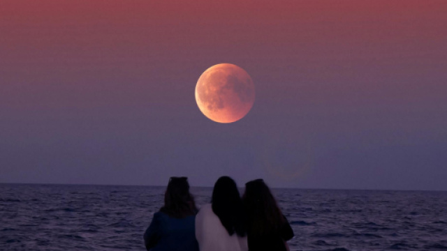 Luna piena che sorge sopra il mare – © Pexels.