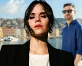 In primo piano Chiara Petrone (Alessandra Masi), sullo sfondo Gennaro Gagliotti (Carlo Caracciolo) © Un Posto al Sole Rai