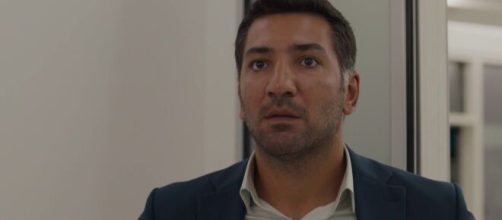 Kahraman in una scena di Tradimento © Mediaset.