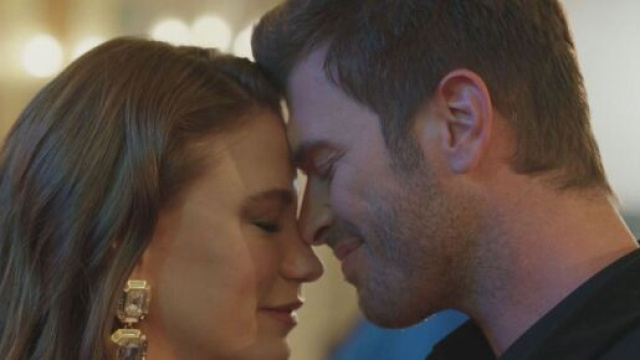 Devin e Aslan in foto © Screenshot Mediaset.