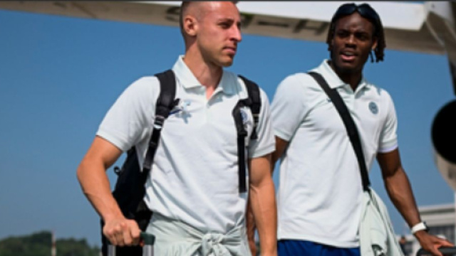 I nerazzurri Frattesi e Bisseck prima della partenza verso gli Usa, dove si giocherà il Mondiale per club (© Inter/instagram).