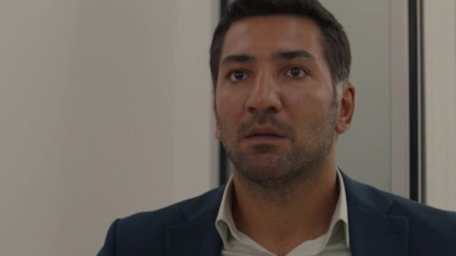 Kahraman in una scena di Tradimento © Mediaset.