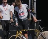 Tadej Pogačar osserva la bici di Vingegaard – © Screenshot Eurosport.