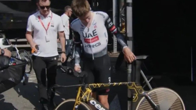 Tadej Pogačar osserva la bici di Vingegaard – © Screenshot Eurosport.