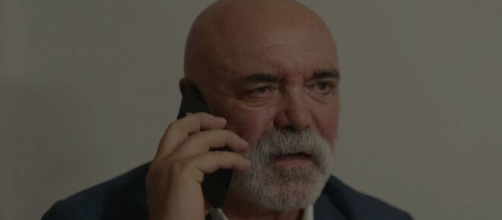 Il personaggio di Sezai in una scena della serie Tradimento © Mediaset.
