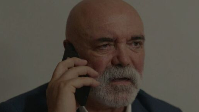 Il personaggio di Sezai in una scena della serie Tradimento © Mediaset.