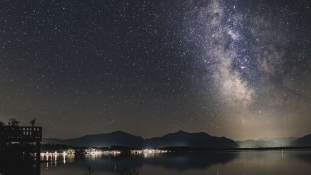 Stelle che brillano sul lago © pixabay