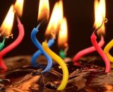 Delle candeline su una torta (© pixabay.com).