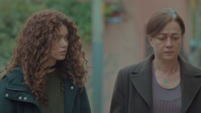 Sirin e la madre Hatice in una scena de La forza di una donna © Mediaset.
