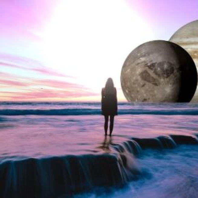 Figura che osserva la luna e le stelle dell'oroscopo © Pixabay