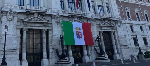 Concorso Ministero della difesa: 111 posti per diplomati e laureati, esame con solo prova scritta