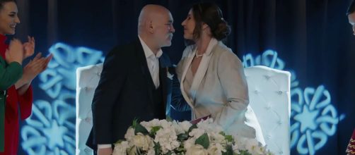 Sezai Okuyan (Ercan Kesal) e Güzide Özgüder (Vahide Perçin) © Aldatmak (Tradimento)