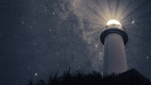 Faro che illumina il cielo stellato - &copy; pixabay.com