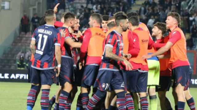 La squadra del Crotone durante l'esultanza dopo un gol - © Facebook / FcCrotone