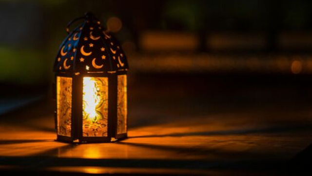 Lanterna decorata con tante lune-©Pexels.