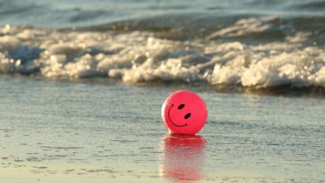 Palla rosa sulla spiaggia davanti all’oceano © Pixabay
