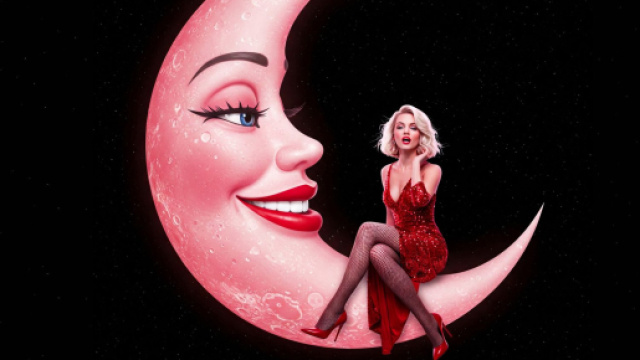 Donna in rosso con luna rosa sorridente © Pixabay