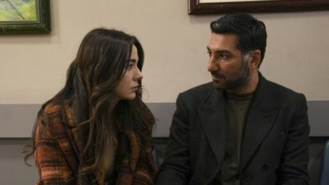 Nella foto, Oylum e Kahraman in una scena di Tradimento – Screenshot © Canale 5.