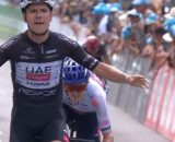 Joao Almeida festeggia la vittoria nella settima tappa del Giro di Svizzera © Screenshot Eurosport