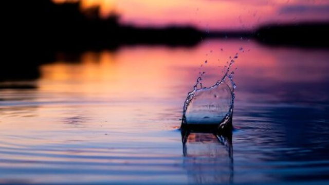 Corso d'acqua al tramonto (©pixabay.com).