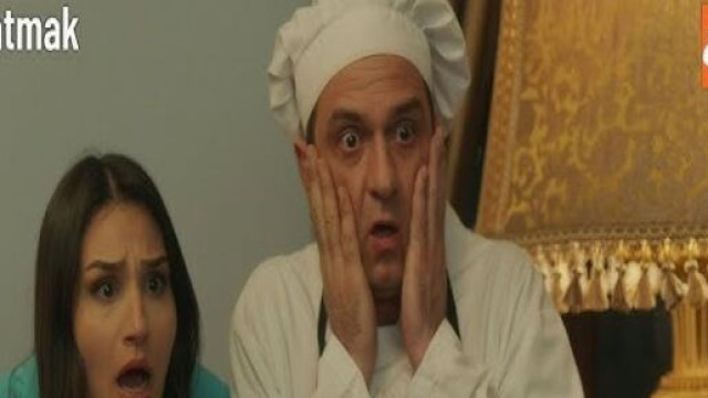 Asena Girişken (Yesim) e Cem Bender (Umit) in una scena di Tradimento. Screenshot © Aldatmak - Atv