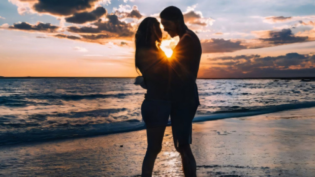 Coppia innamorata con mare e tramonto - © Pixabay.