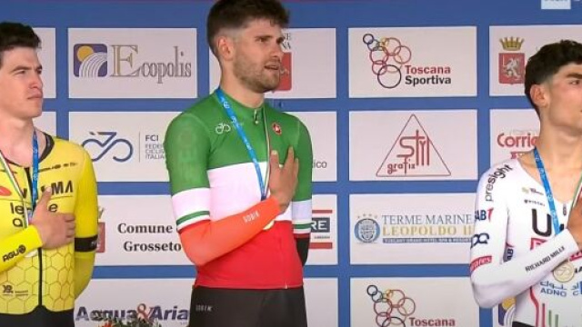 Filippo Ganna sul podio dei Campionati italiani a cronometro - © Screenshot Rai