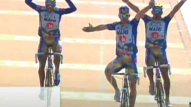 La vittoria della Mapei alla Roubaix '96 - © Screenshot Eurosport