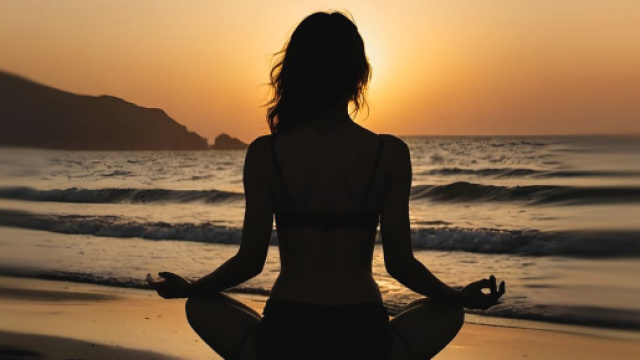 Silhouette meditativa al tramonto sulla spiaggia – © Pixabay.