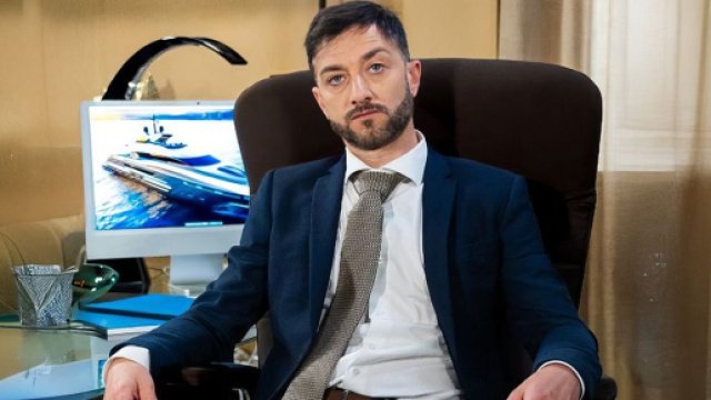 Gennaro Gagliotti (Carlo Caracciolo) nuovo AD dei cantieri © Un Posto al Sole Rai