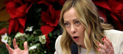 Le espressioni facciali di Meloni al vertice NATO diventano un caso mediatico