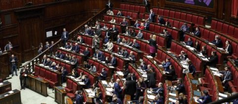 Settimana corta per i parlamentari: lo ha proposto il ministro Ciriani