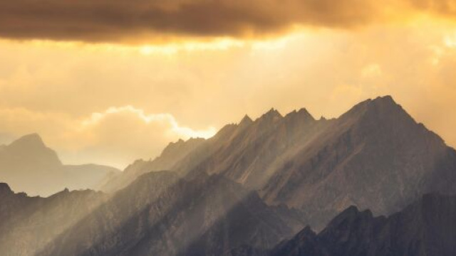 Catena montuosa in un'atmosfera nebbiosa e luminosa – © Pexels.