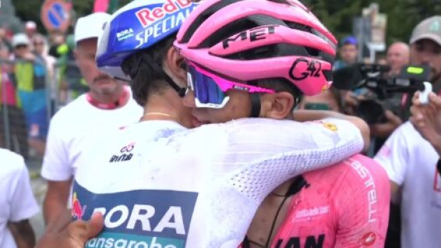 L’abbraccio tra Pellizzari e Del Toro – © Screenshot da Eurosport.