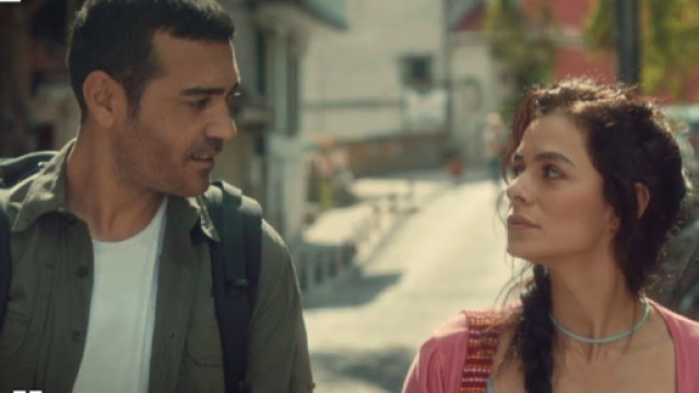 Caner Cindoruk (Sarp) e Özge Özpirinççi (Bahar) in una scena della serie – Screenshot © La forza di una donna.