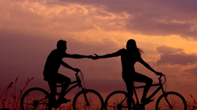 Coppia in bicicletta al tramonto - © Pixabay