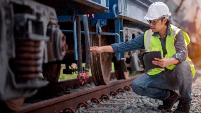 Tecnico manutenzione treni - © Ferrovie dello Stato.