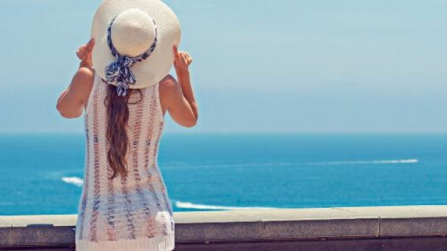 Donna contempla il mare in estate - © Pixabay