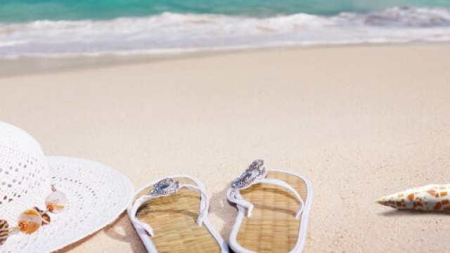 Mare e spiaggia, con cappello, sandali e conchiglia © Pixabay.