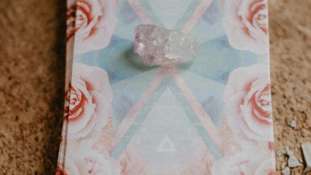 Mazzo di carte dei tarocchi con quarzo rosa © Pexels